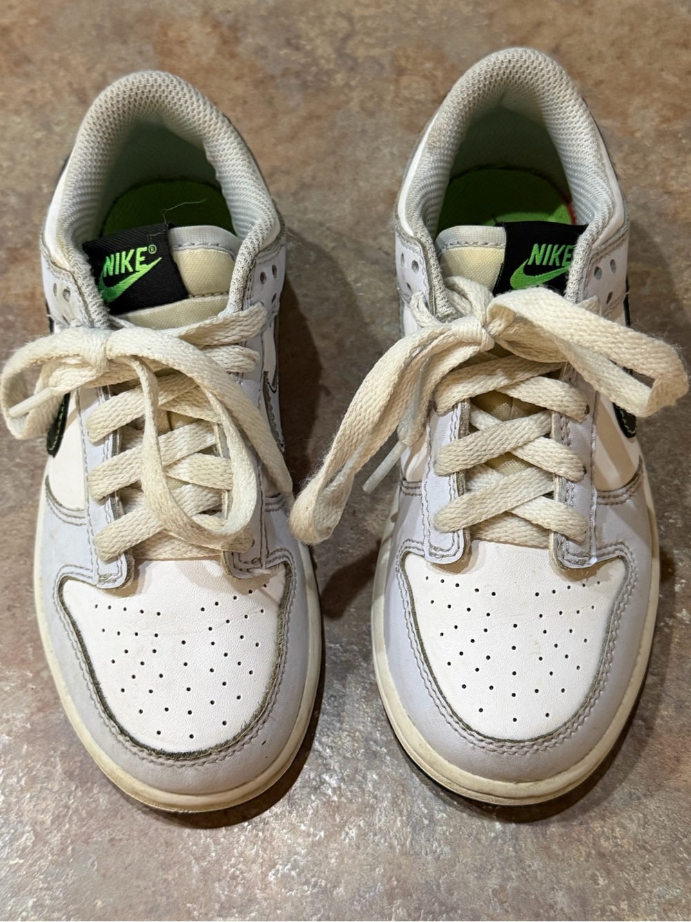 Boys Nike Dunk Low Shoes. Size ly